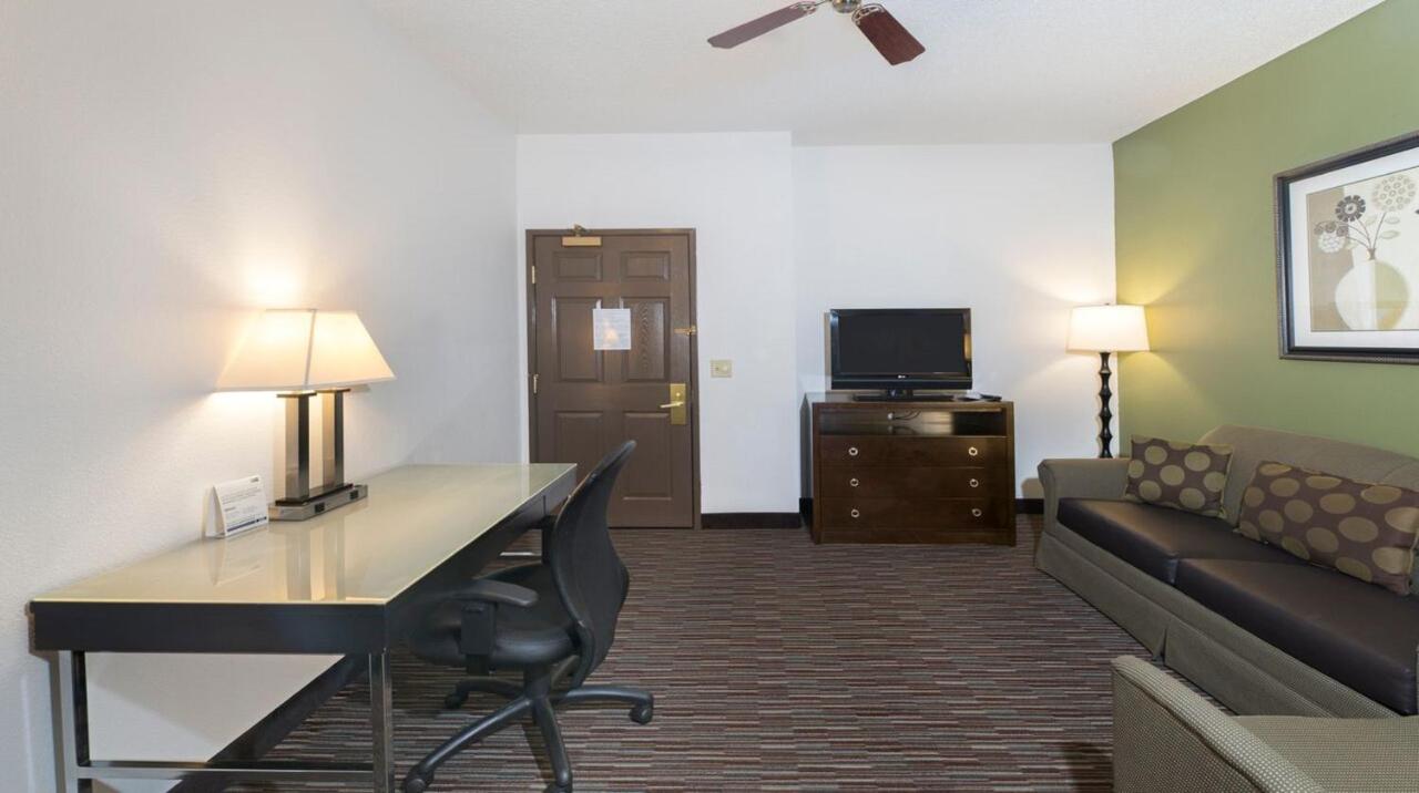 Standard King Bed at Holiday Inn Express & Suites Chicago-Deerfield/Lincolnshire by IHG