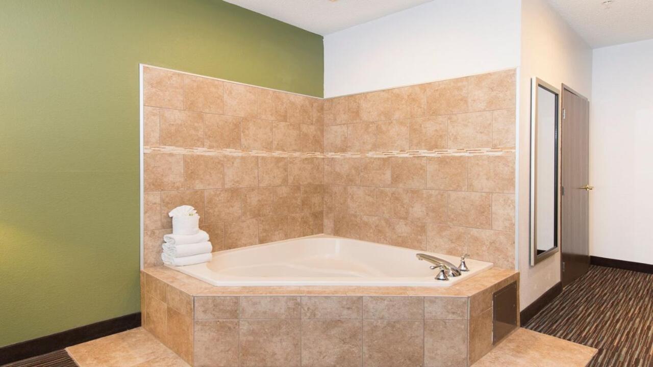 King Suite with Whirlpool at Holiday Inn Express & Suites Chicago-Deerfield/Lincolnshire by IHG