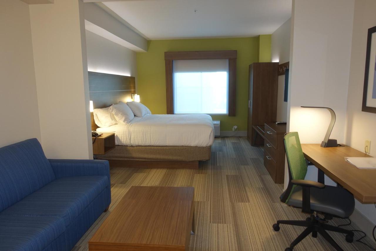 King Suite at Holiday Inn Express & Suites Brentwood by IHG