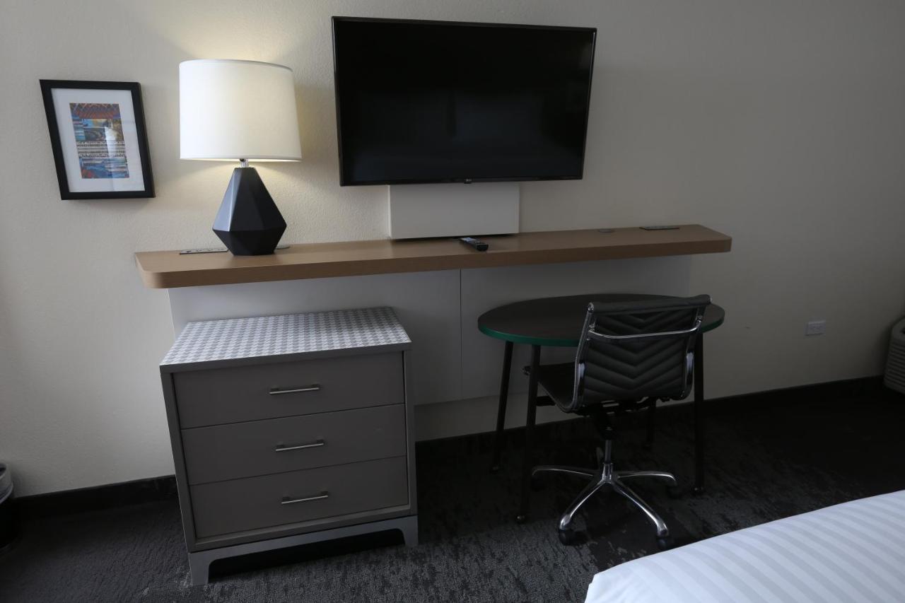 Studio King Suite - Non-Smoking at Holiday Inn Chicago North Shore, an IHG Hotel