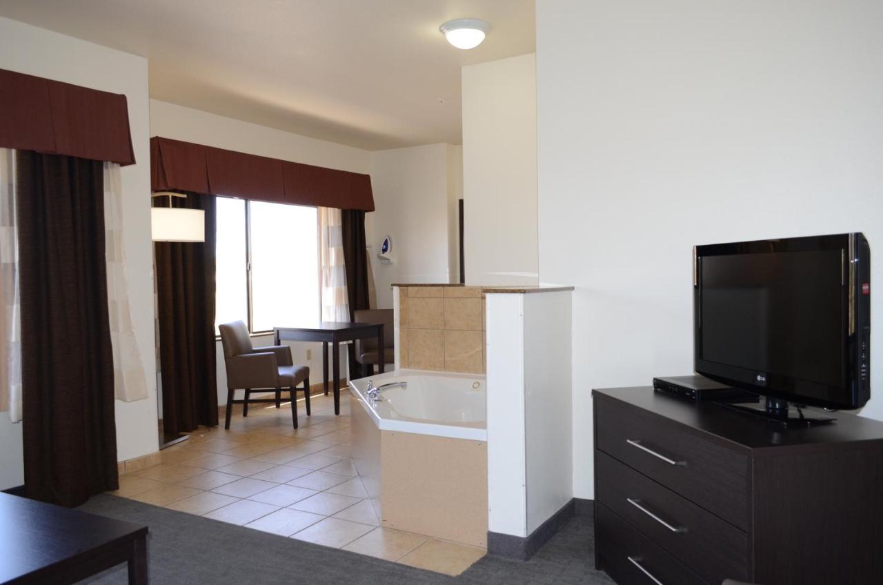 King Suite with Spa Bath - Non-Smoking at Holiday Inn Express & Suites Barstow - Route 66 by IHG