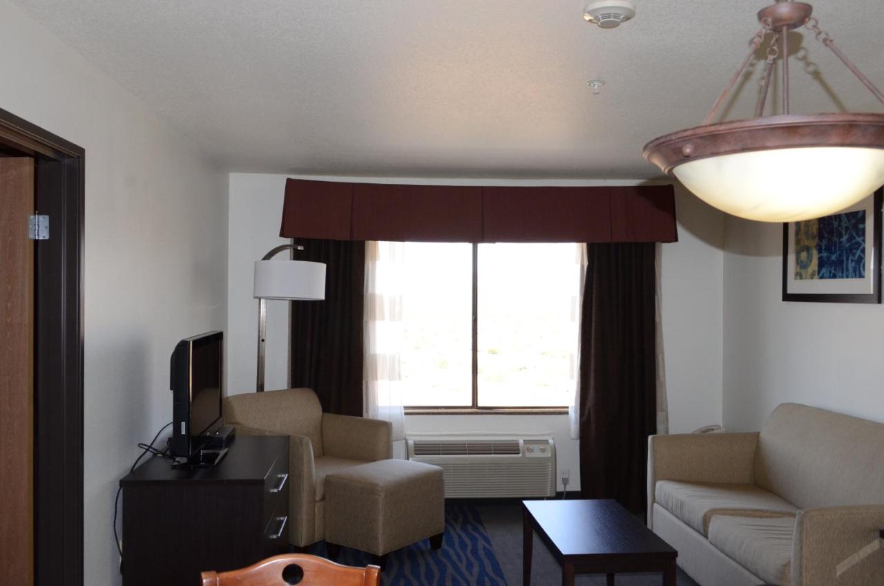 Executive Queen Suite at Holiday Inn Express & Suites Barstow - Route 66 by IHG