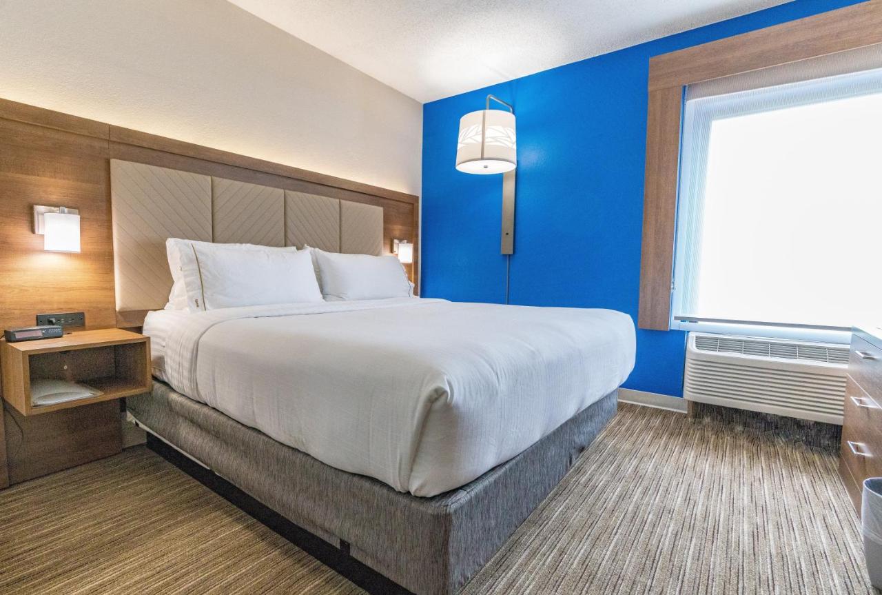 Executive King Suite at Holiday Inn Express & Suites Nashville - Brentwood I-65 by IHG