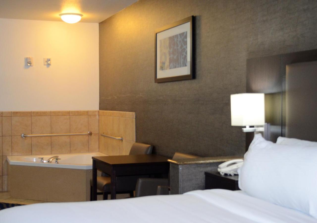Deluxe King Room - Hearing Accessible with Bath Tub/Non-Smoking at Holiday Inn Express & Suites Barstow - Route 66 by IHG