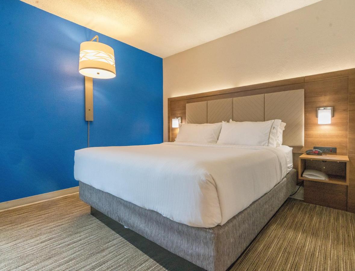 Executive King Suite at Holiday Inn Express & Suites Nashville - Brentwood I-65 by IHG