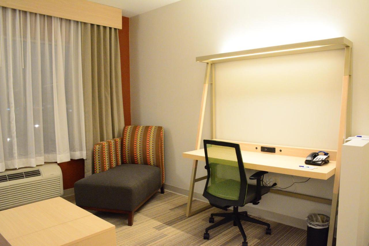 King Suite - Non-Smoking at Holiday Inn Express & Suites Lexington Park-California by IHG