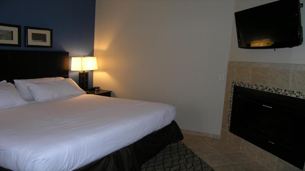 One-Bedroom King Suite at Holiday Inn Express & Suites Belle Vernon by IHG
