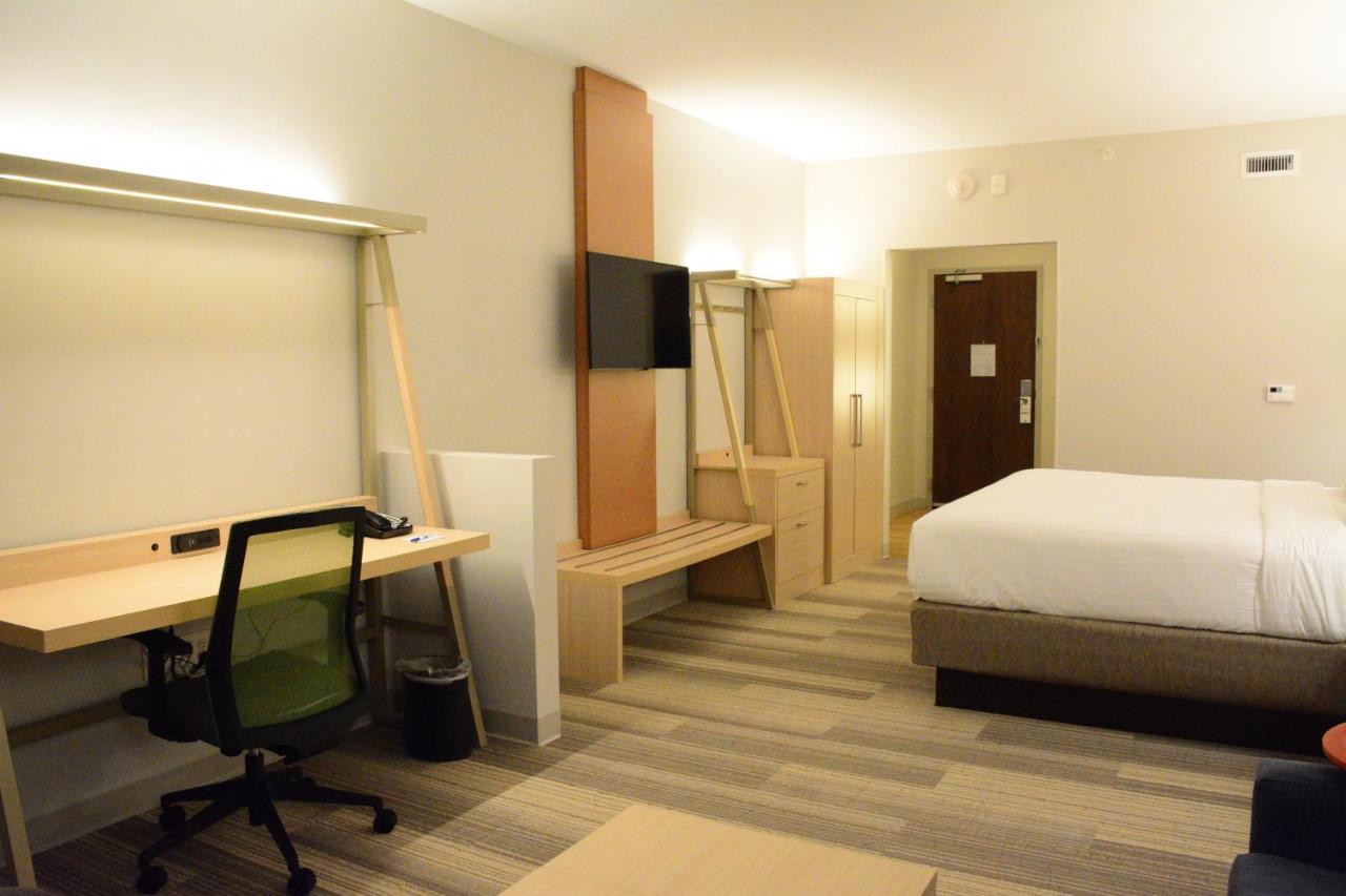 King Suite - Disability Access Tub/Non-Smoking at Holiday Inn Express & Suites Lexington Park-California by IHG