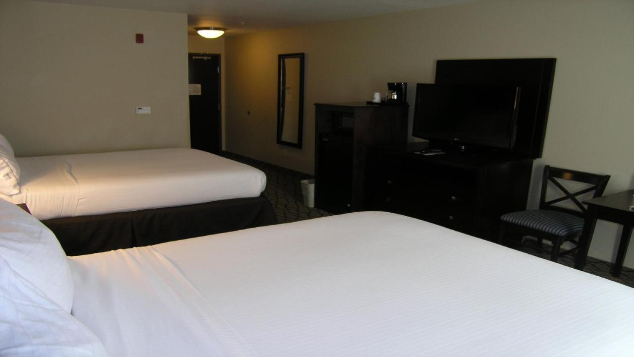 Queen Room with Two Queen Beds at Holiday Inn Express & Suites Belle Vernon by IHG