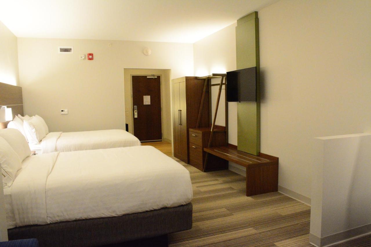Queen Suite with Hearing Accessiblility - Non-Smoking at Holiday Inn Express & Suites Lexington Park-California by IHG