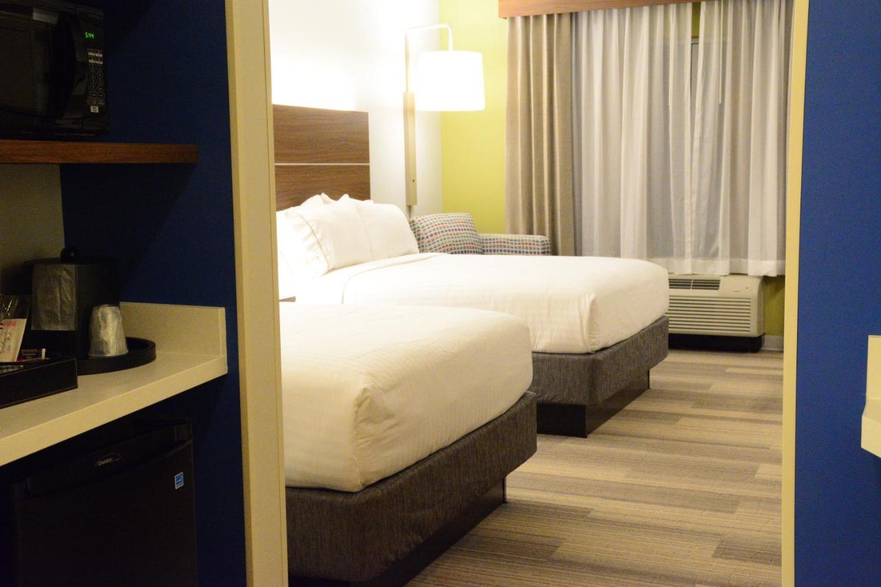Queen Room with Two Queen Beds - Hearing Access - Non-Smoking at Holiday Inn Express & Suites Lexington Park-California by IHG