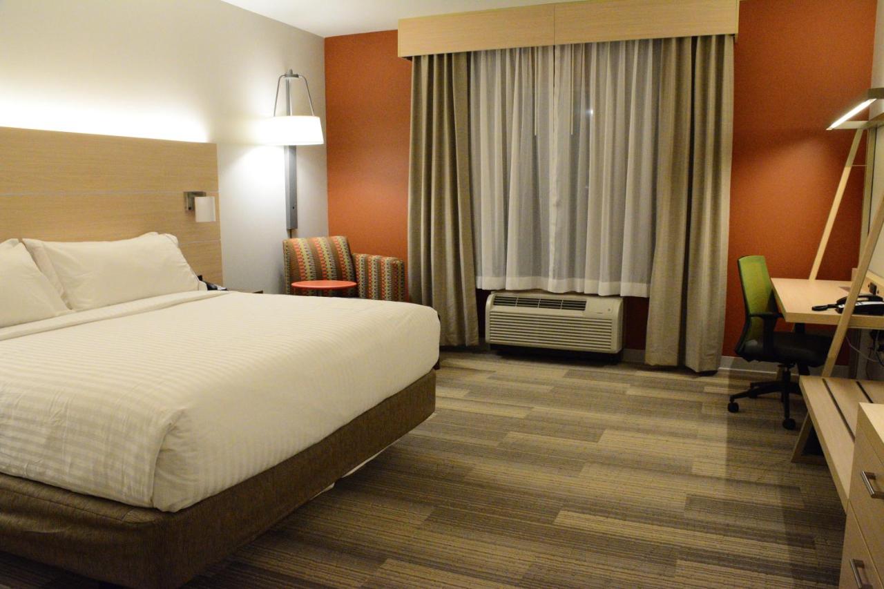 Executive King Room - Disability Access Roll in Shower/Non-Smoking at Holiday Inn Express & Suites Lexington Park-California by IHG