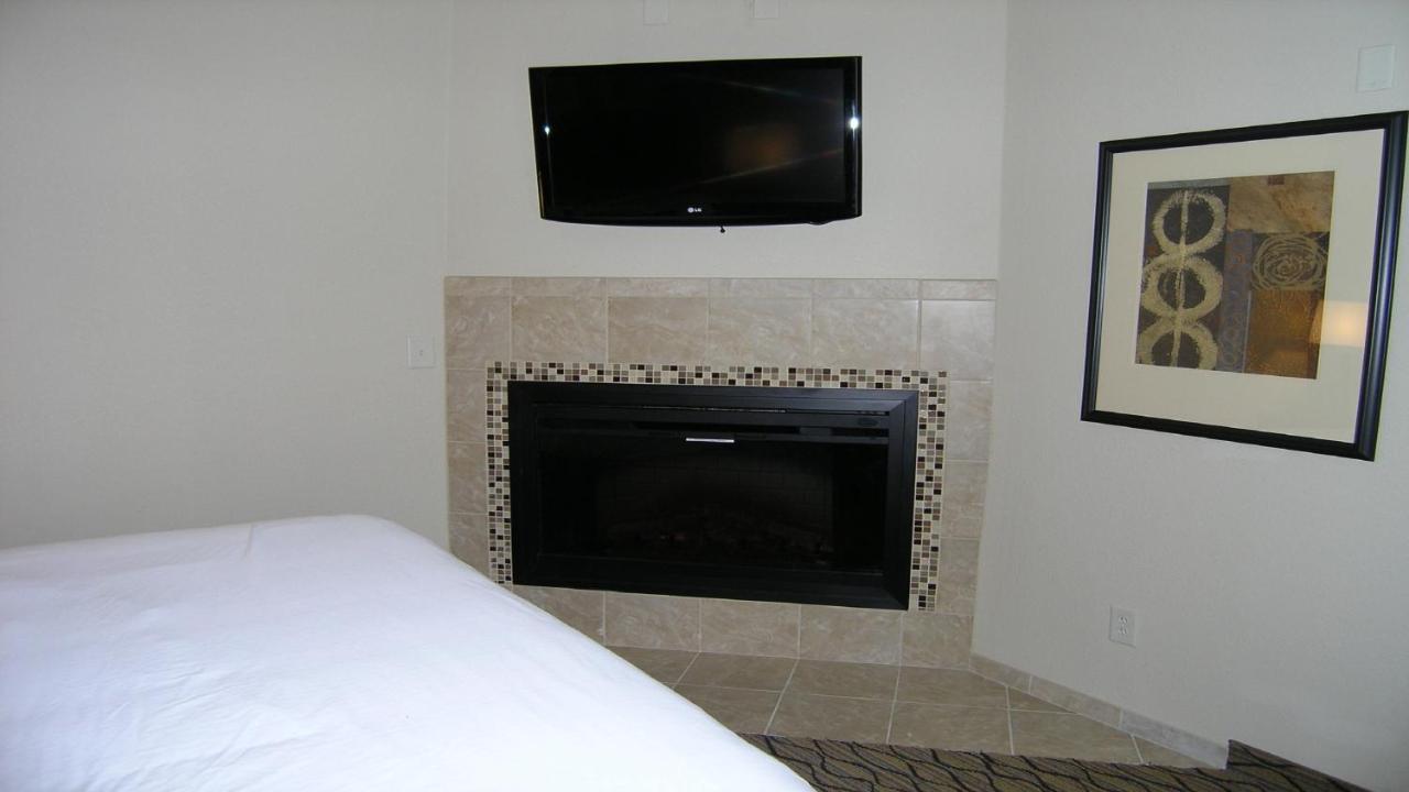 One-Bedroom King Suite at Holiday Inn Express & Suites Belle Vernon by IHG