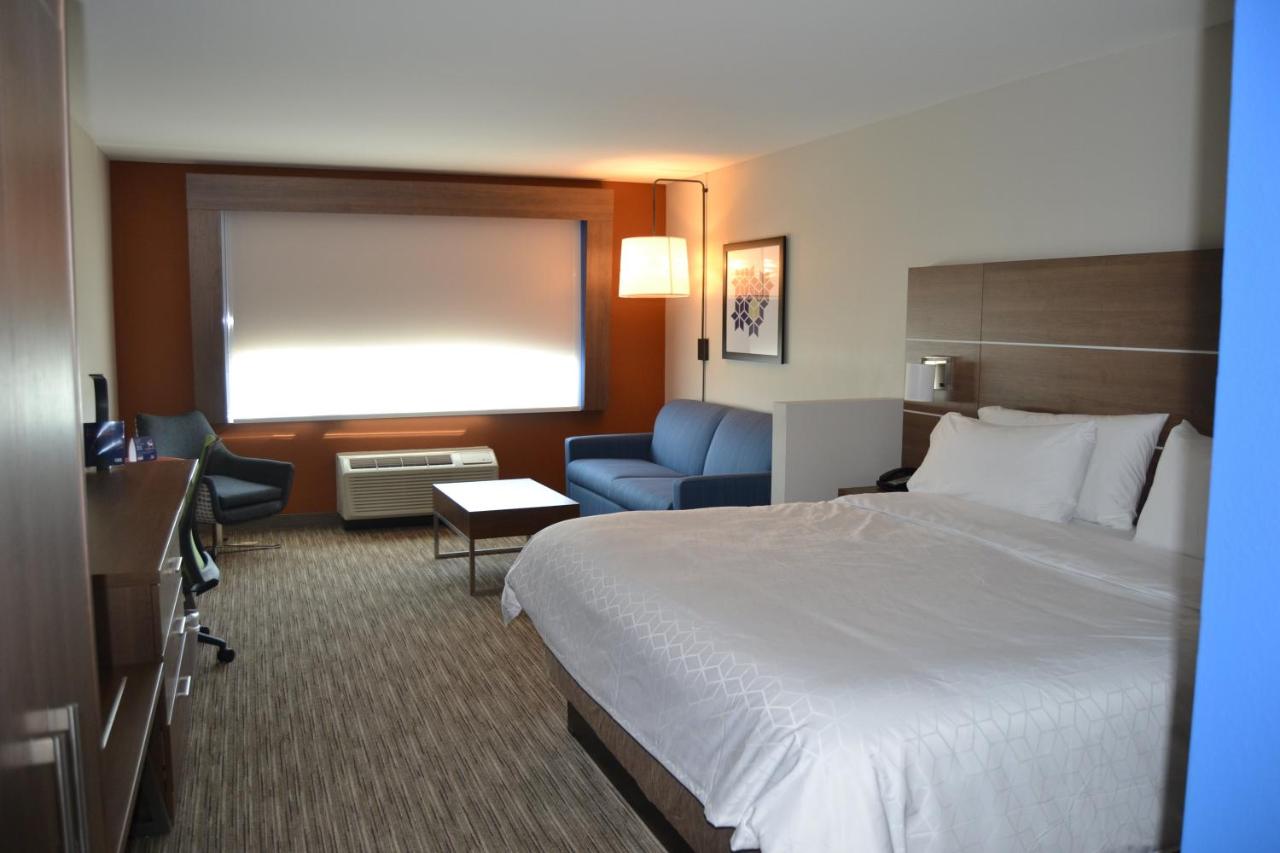 King Suite - Non-Smoking at Holiday Inn Express & Suites Goodlettsville N - Nashville by IHG