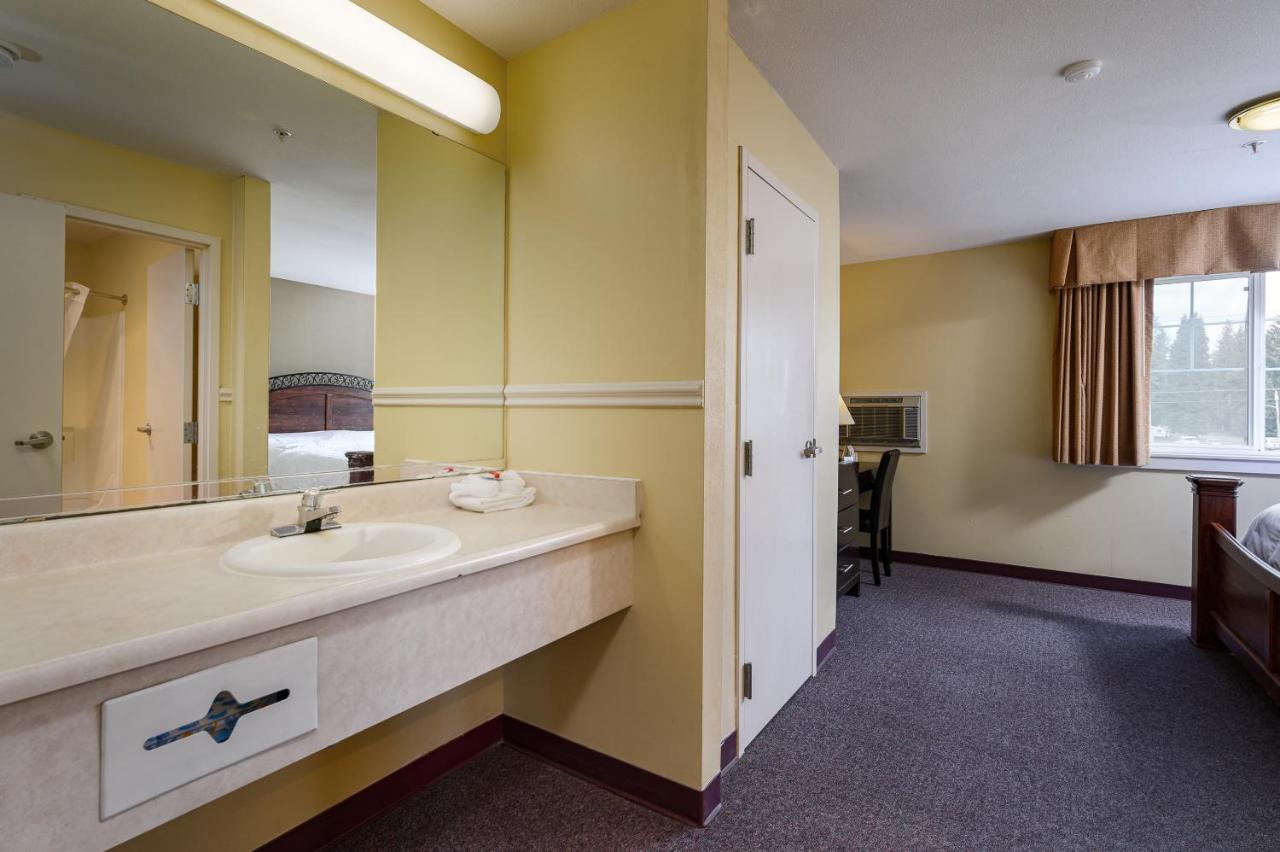 Deluxe King Suite at Three Rivers Inn