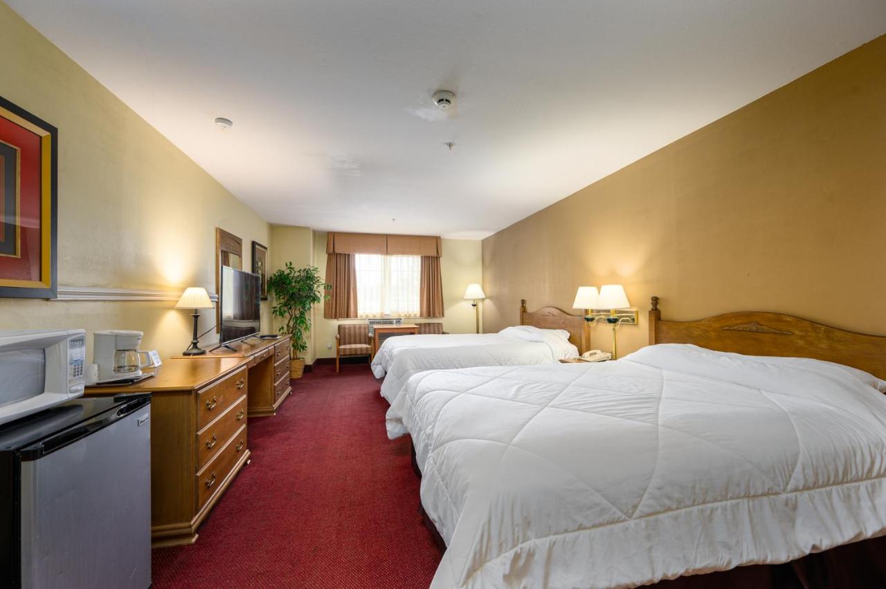 Deluxe Queen Suite at Three Rivers Inn