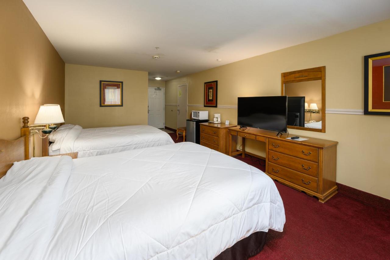 Deluxe Queen Suite at Three Rivers Inn