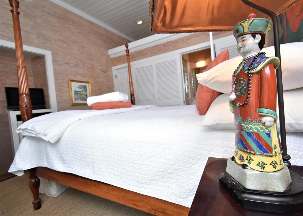Queen Room E at Simonton Court Historic Inn & Cottages