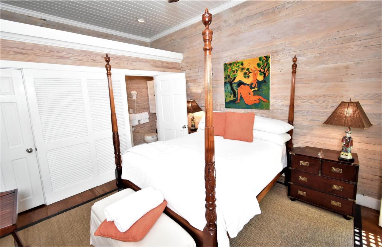 Queen Room E at Simonton Court Historic Inn & Cottages