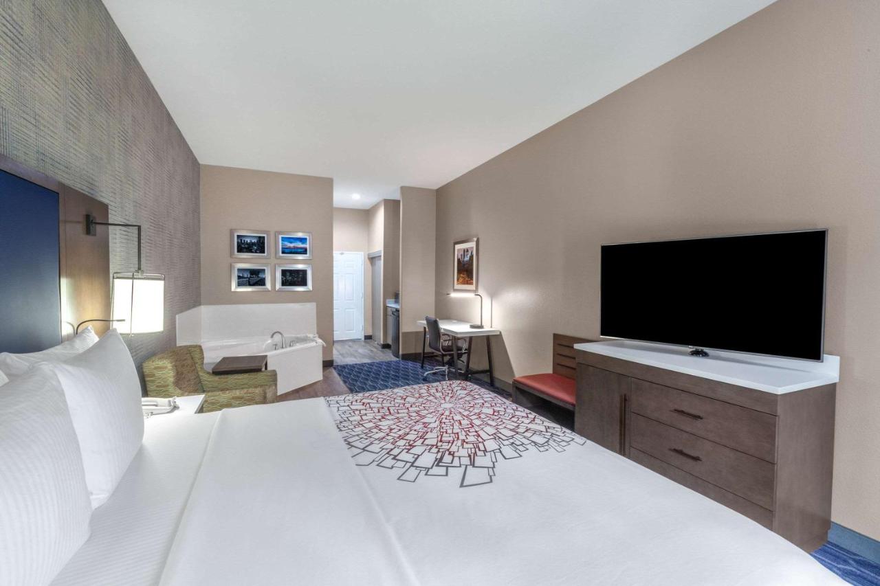 Deluxe King Room - Non-Smoking at La Quinta Inn & Suites by Wyndham Houston Channelview