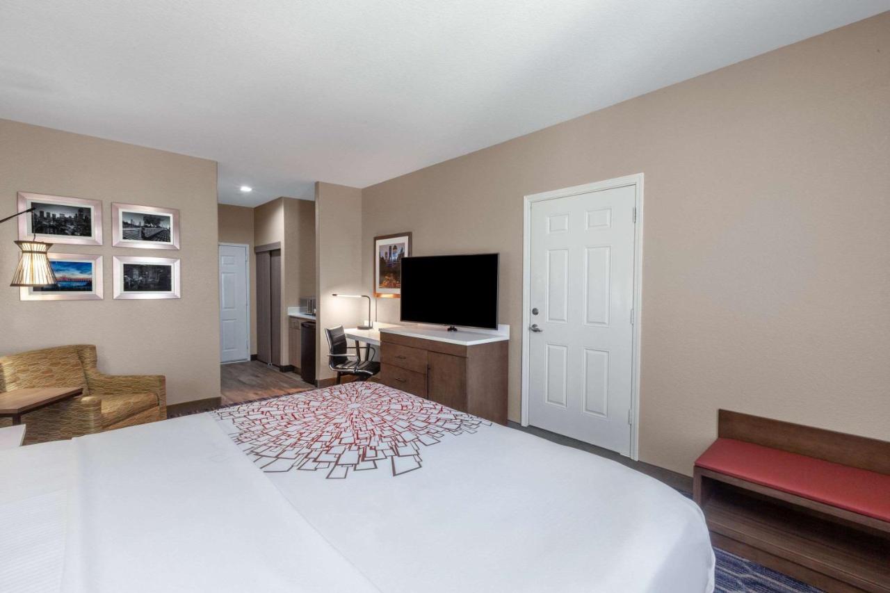 Standard King Room at La Quinta Inn & Suites by Wyndham Houston Channelview