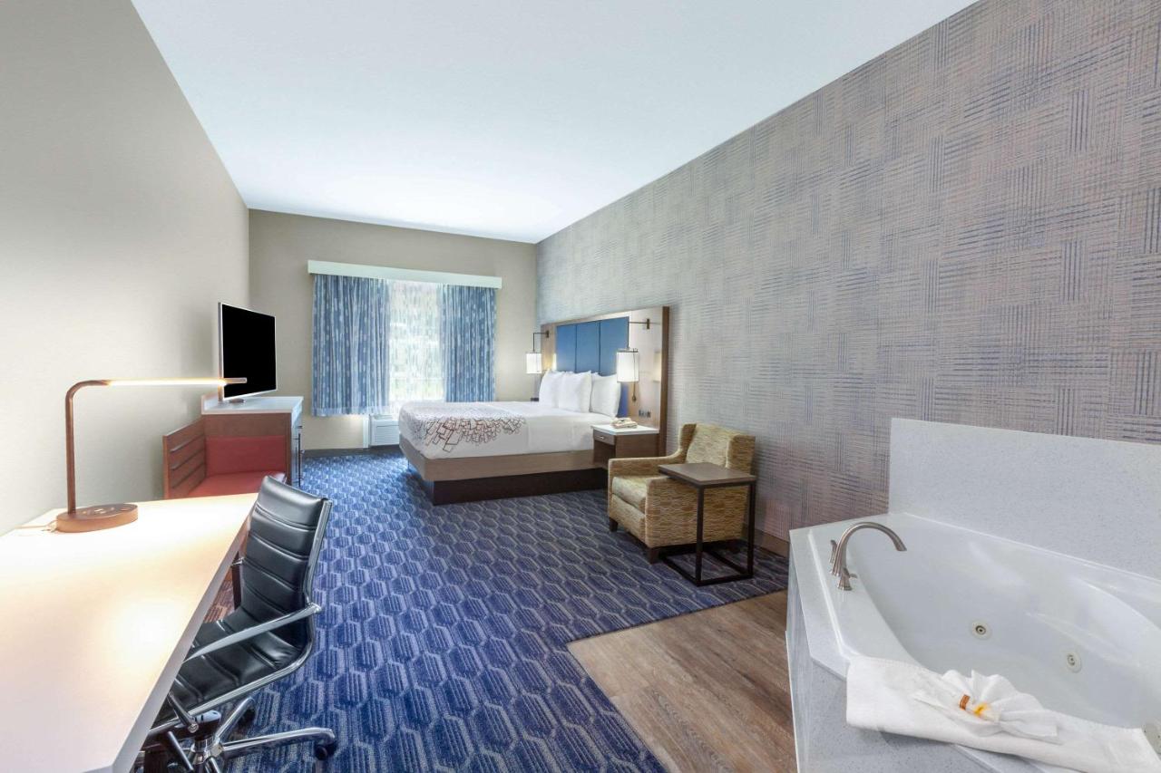 Deluxe King Room - Non-Smoking at La Quinta Inn & Suites by Wyndham Houston Channelview
