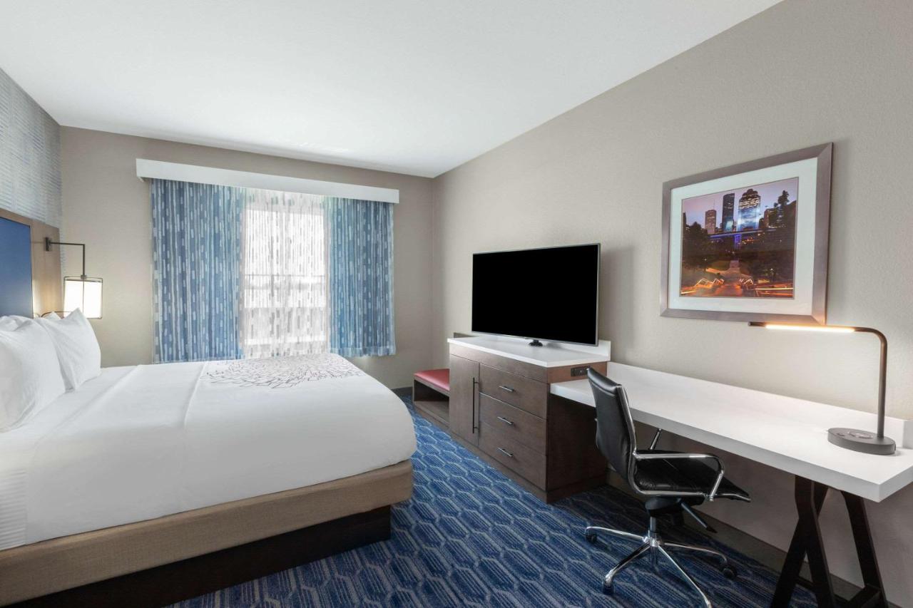 Standard King Room at La Quinta Inn & Suites by Wyndham Houston Channelview