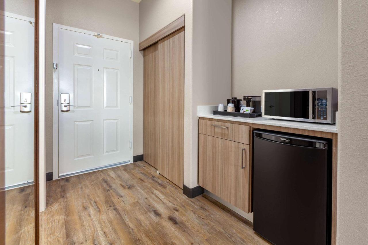 Standard King Room at La Quinta Inn & Suites by Wyndham Houston Channelview