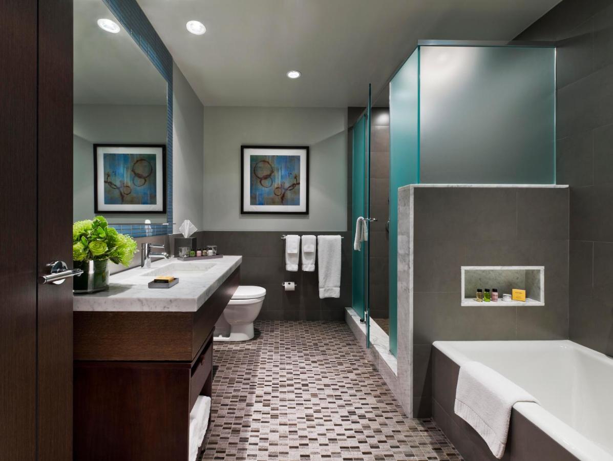 Deluxe King Suite at The Pearl New York