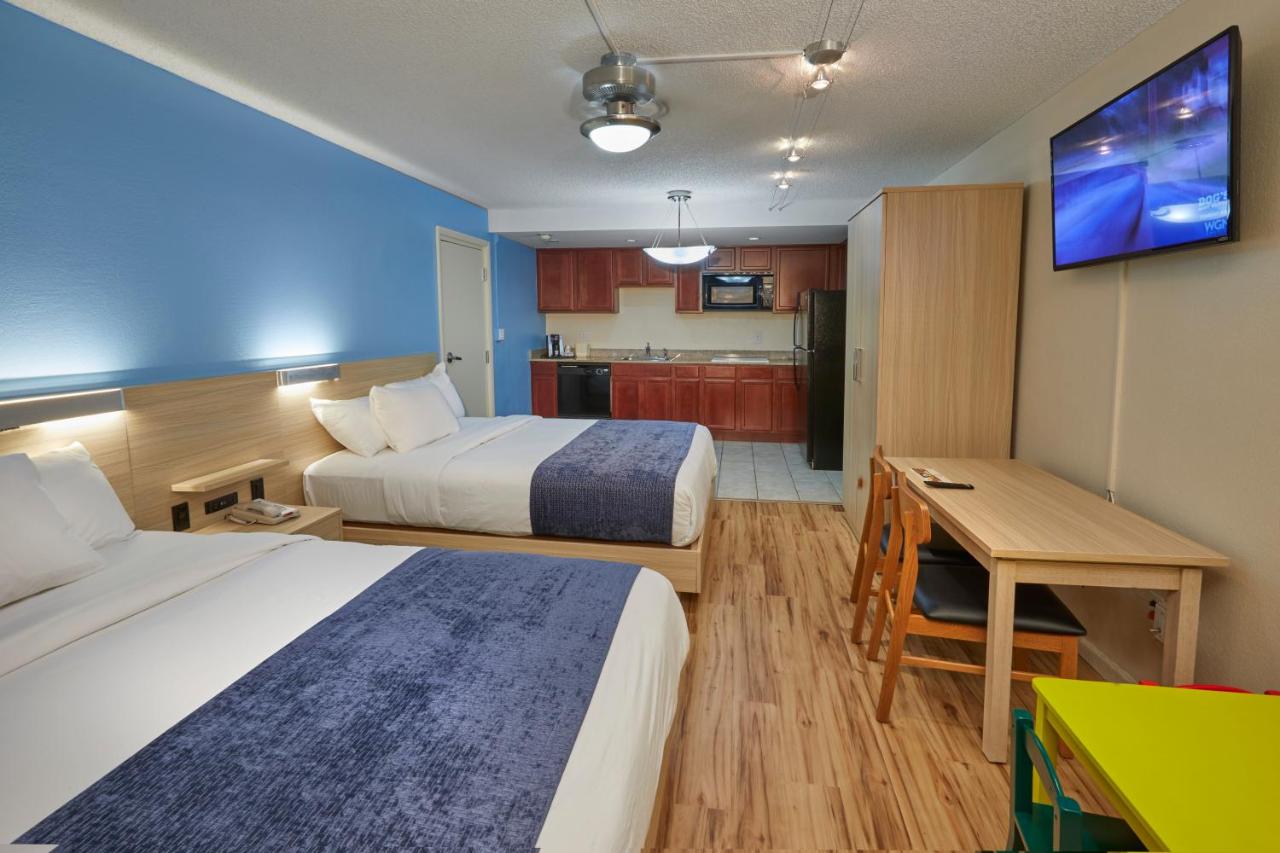 Superior Suite 4 Queen Beds with Jetted Tub, Waterpark View at Ramada by Wyndham Hotel & Water Park