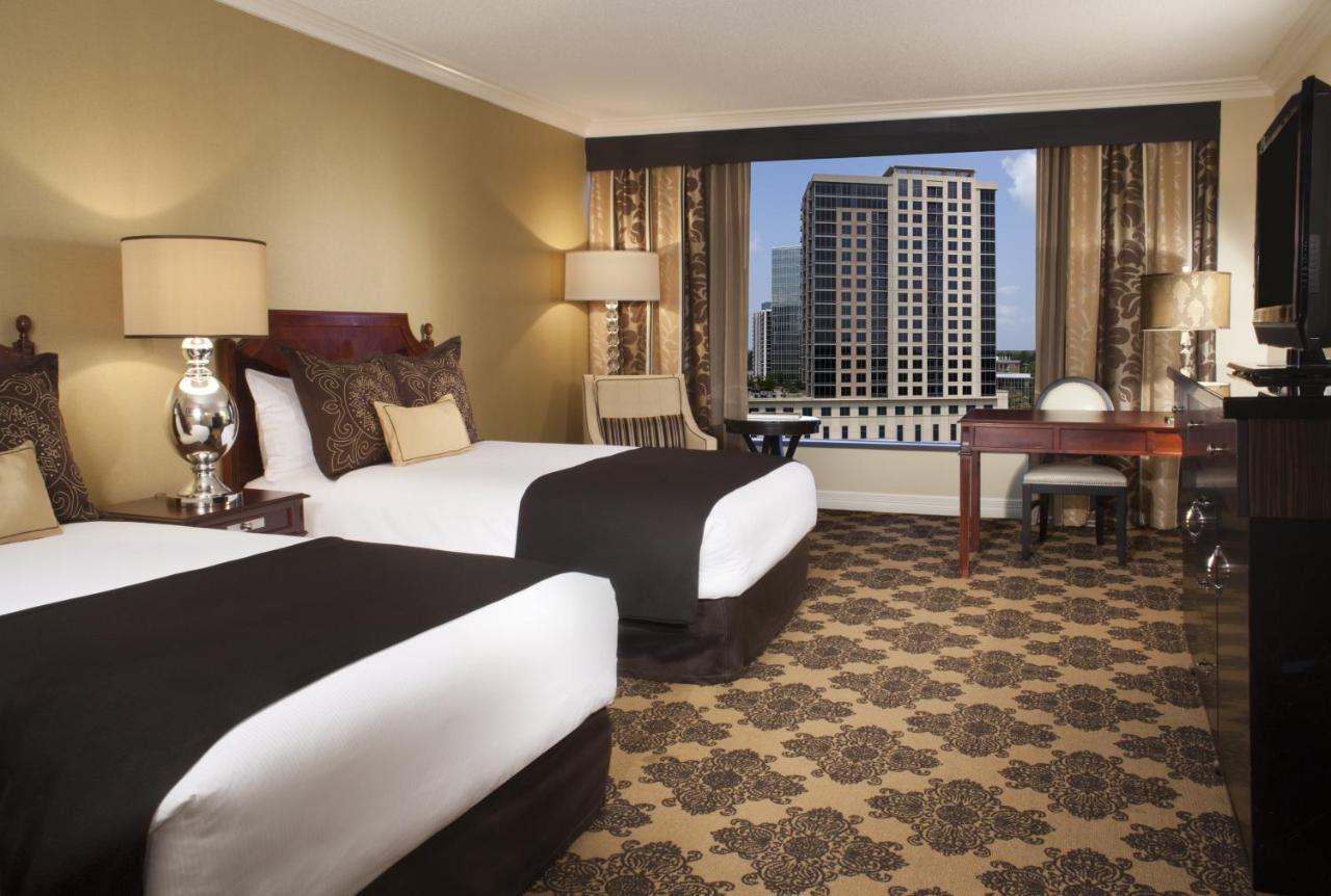 Premier Signature City view - 2 Queens at Omni Houston Hotel