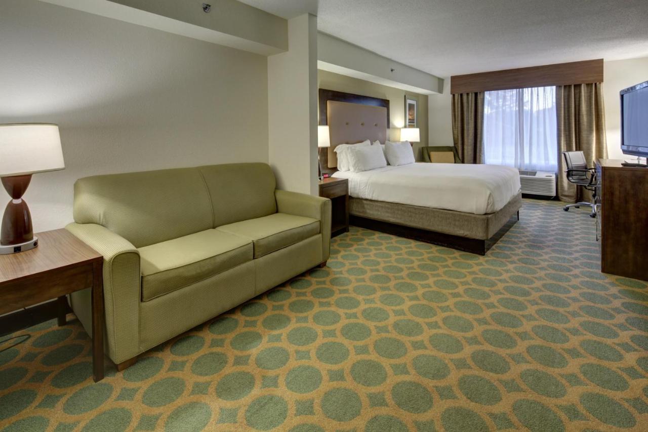 King Suite - Non-Smoking at Holiday Inn Express Hotel & Suites Emporia by IHG