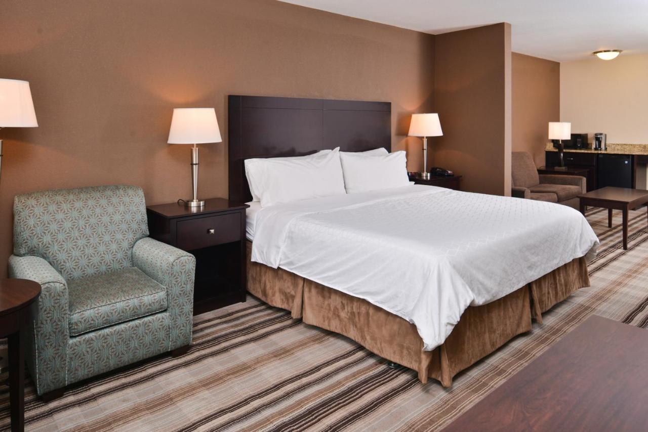 Deluxe Suite - Mobility Accessible - Non-Smoking at Holiday Inn Express & Suites Emporia Northwest by IHG