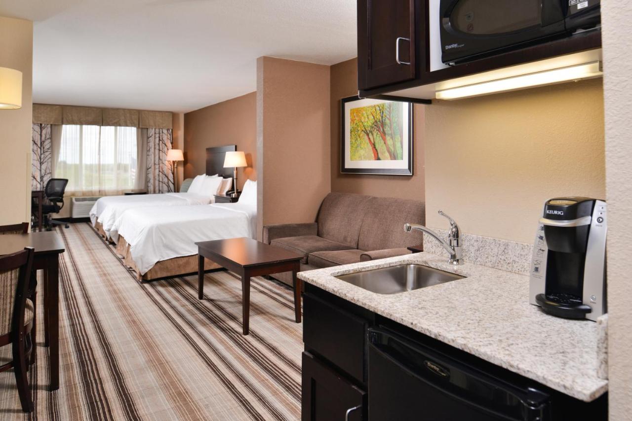 Queen Suite with Two Queen Beds at Holiday Inn Express & Suites Emporia Northwest by IHG