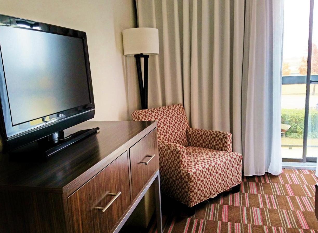 King Suite at Holiday Inn Irving Las Colinas by IHG