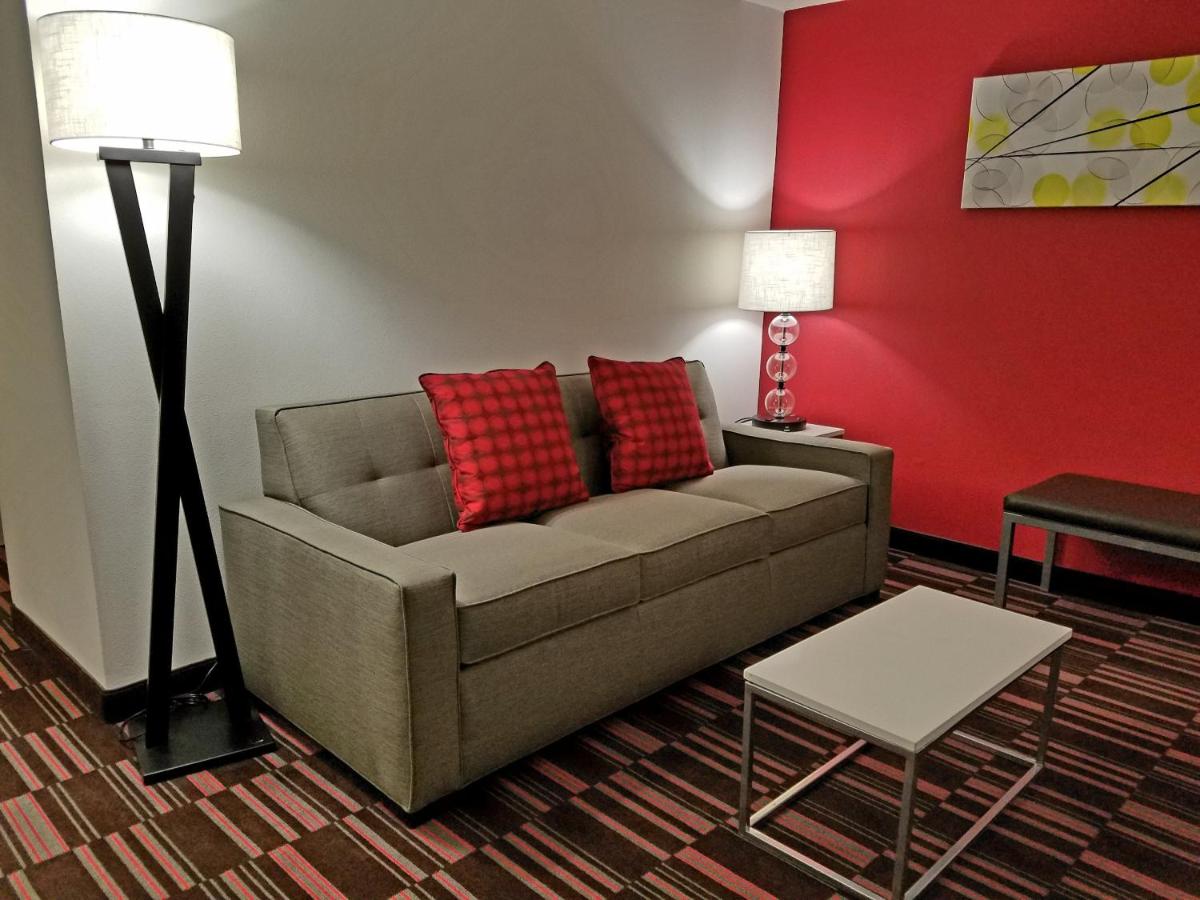 King Suite at Holiday Inn Irving Las Colinas by IHG