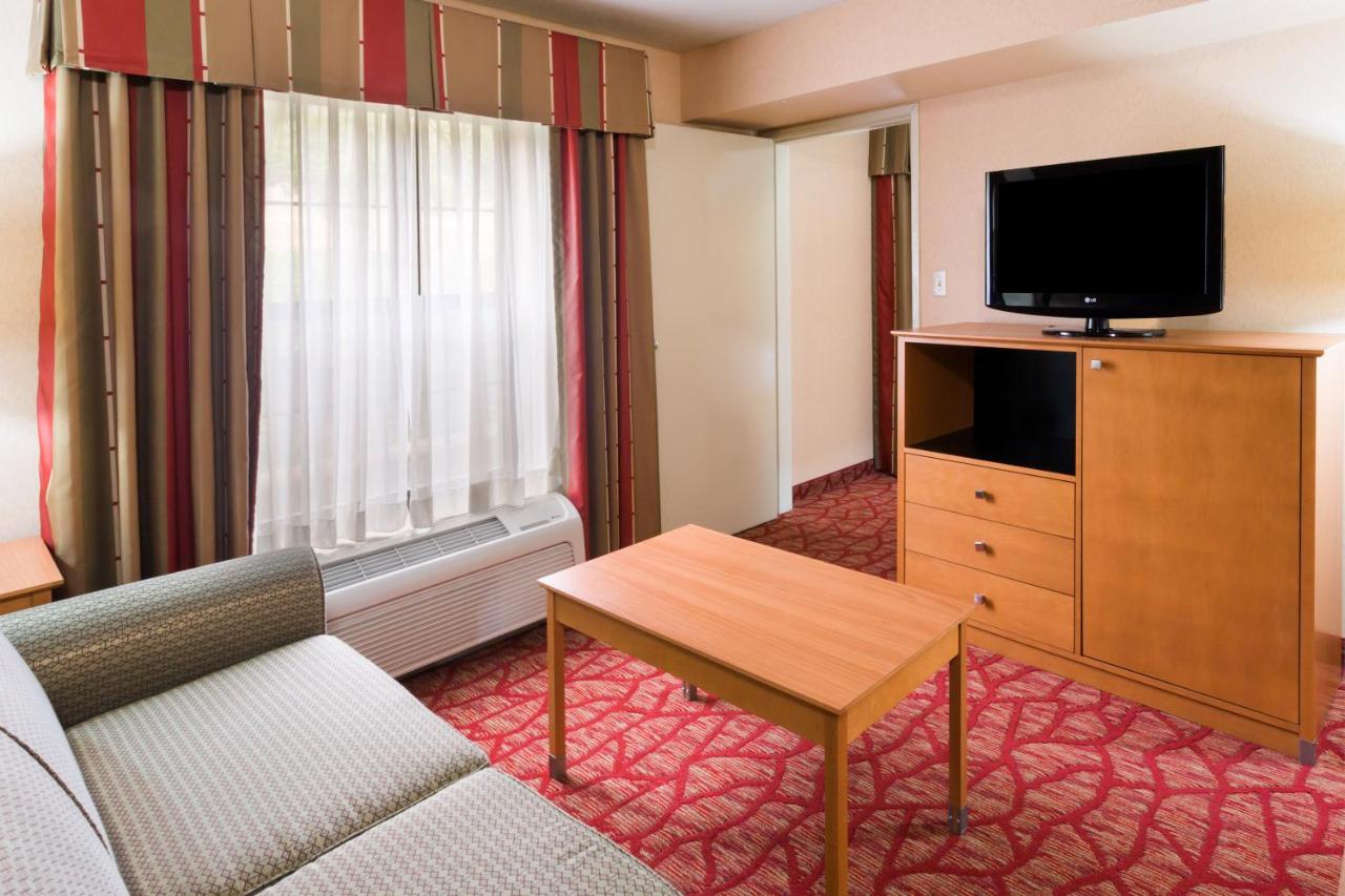 King Suite with Accessible Roll-in Shower at Holiday Inn Express Grants Pass by IHG