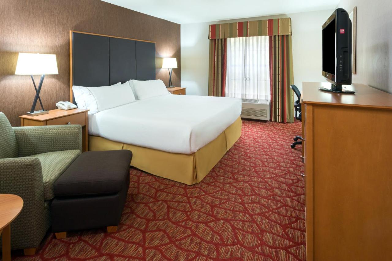 King Room - Mobility Access/Hearing Accessible at Holiday Inn Express Grants Pass by IHG