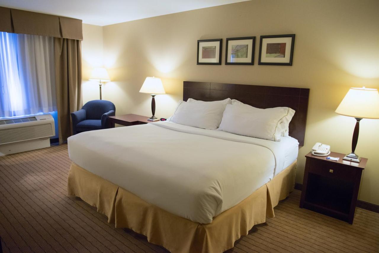 King Room at Holiday Inn Express Devils Lake by IHG