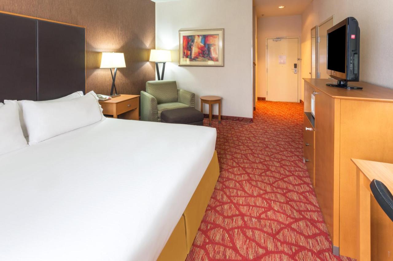King Room - Hearing Accessible - Roll-in Shower at Holiday Inn Express Grants Pass by IHG