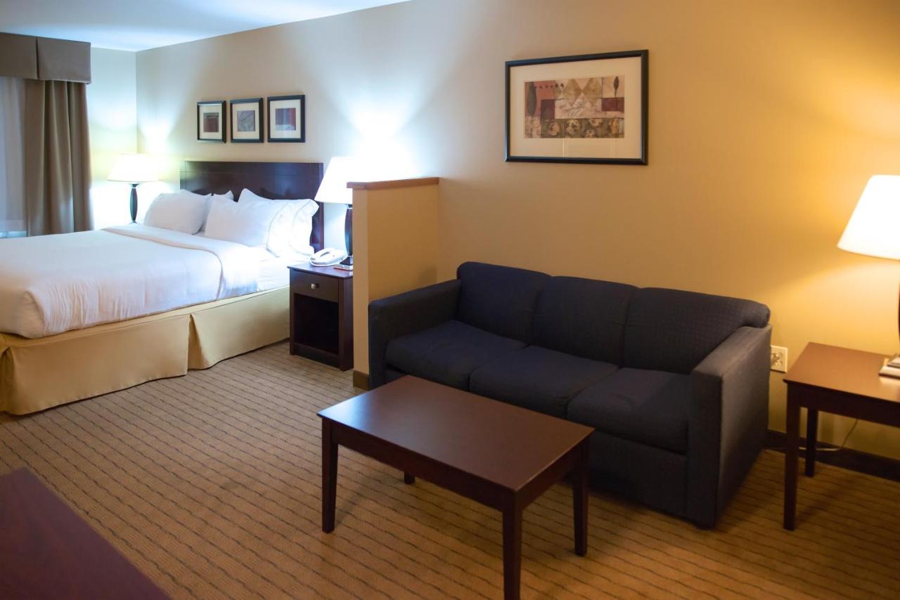 King Suite at Holiday Inn Express Devils Lake by IHG