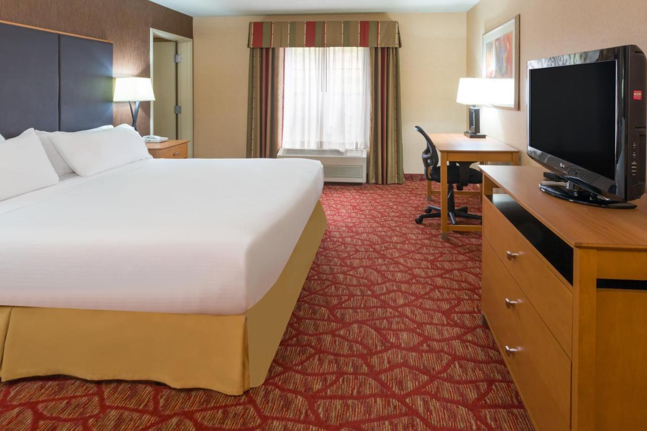 King Suite with Accessible Roll-in Shower at Holiday Inn Express Grants Pass by IHG