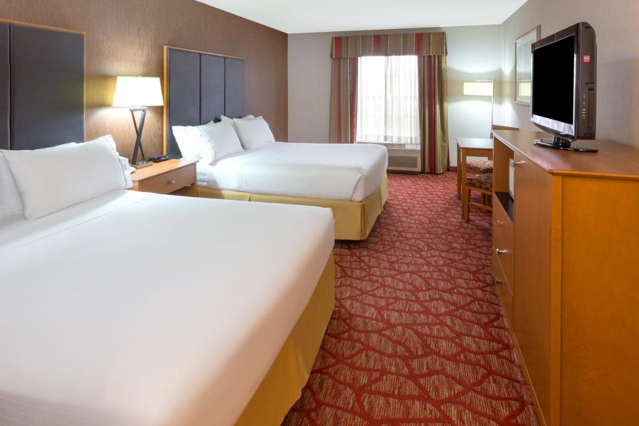 Queen Room with Two Queen Beds at Holiday Inn Express Grants Pass by IHG