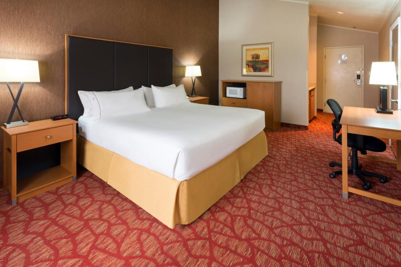 King Suite at Holiday Inn Express Grants Pass by IHG