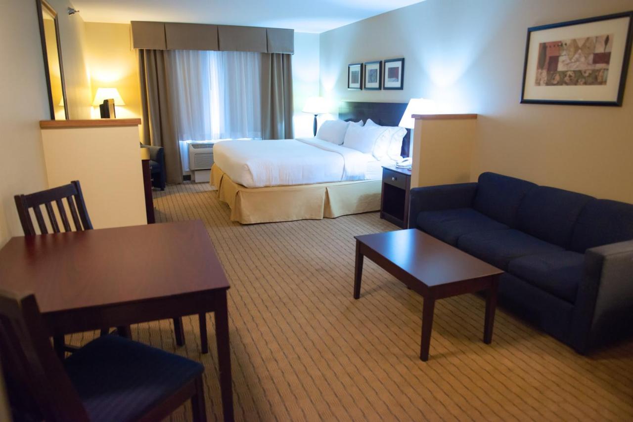 King Suite at Holiday Inn Express Devils Lake by IHG