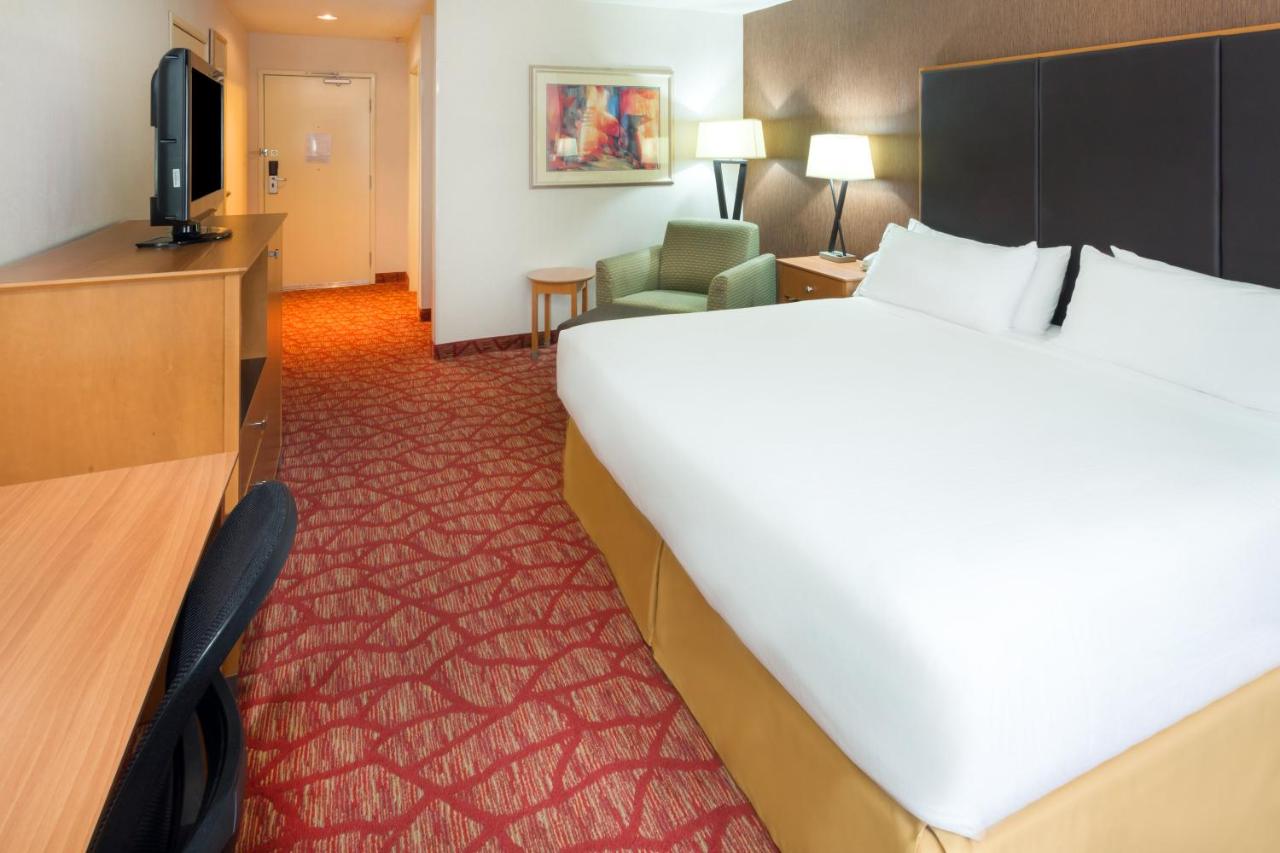 King Room - Mobility Access/Hearing Accessible at Holiday Inn Express Grants Pass by IHG