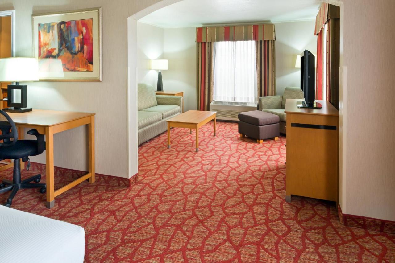 King Suite at Holiday Inn Express Grants Pass by IHG