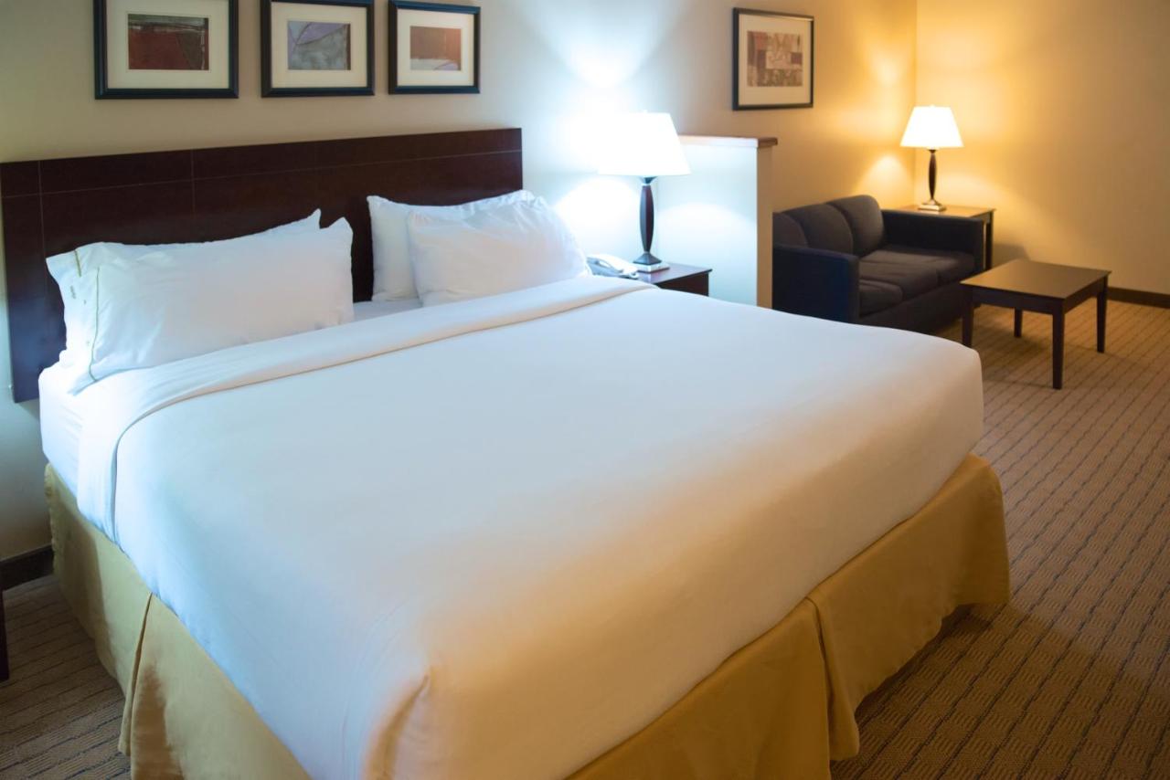 King Suite at Holiday Inn Express Devils Lake by IHG
