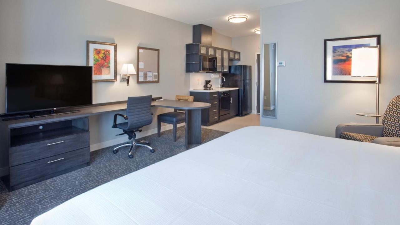 King Studio at Candlewood Suites Kearney, an IHG Hotel