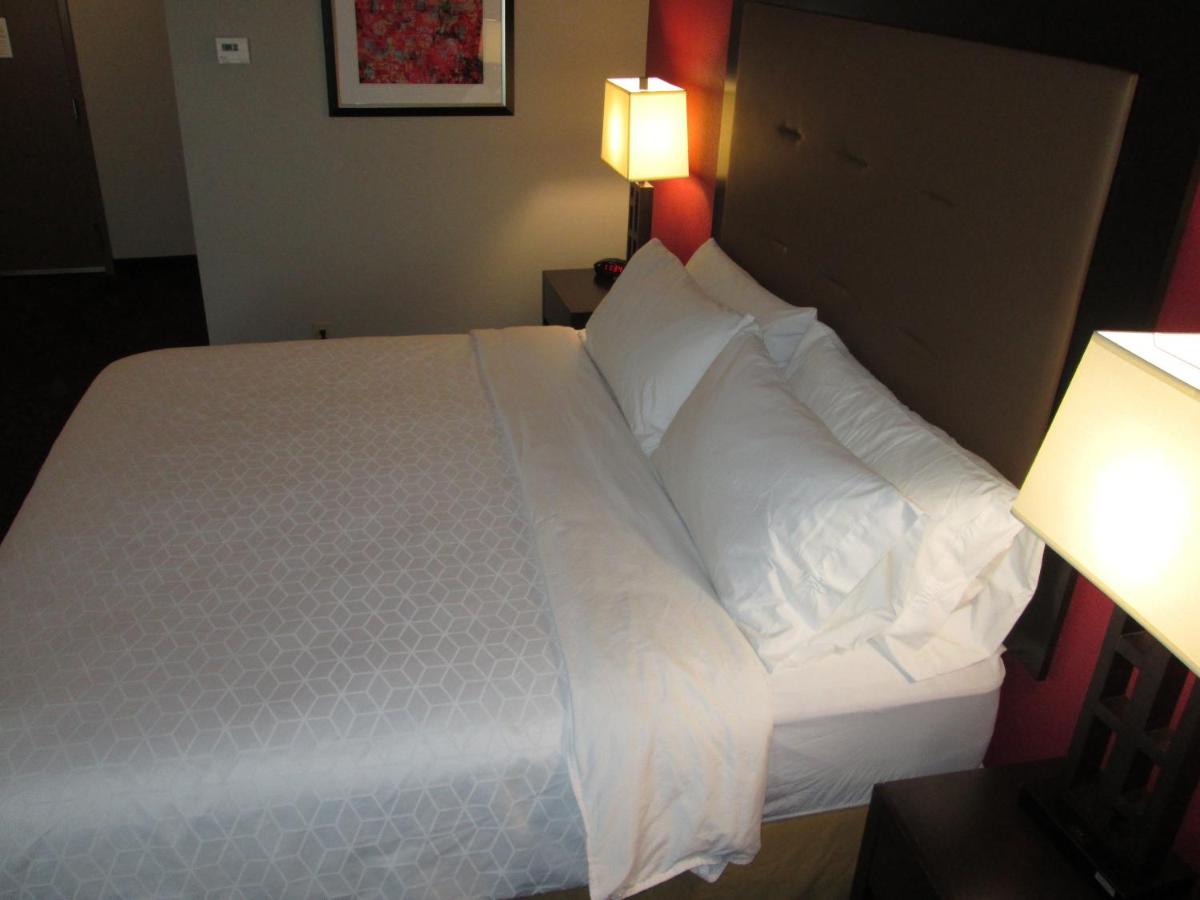 Deluxe King Room - Non-Smoking at Holiday Inn Express Cloverdale - (Greencastle) by IHG